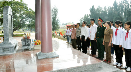 Cán bộ, nhân dân và các em học sinh thắp hương tưởng niệm tại khu di tích lưu niệm Chủ tịch Hồ Chí Minh trên đảo Ngọc Vừng.