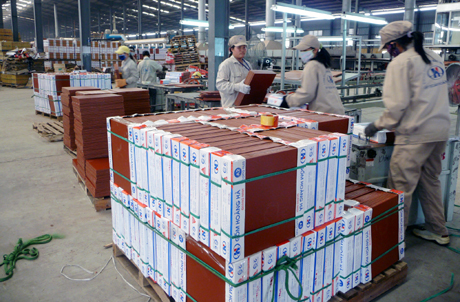 Sản xuất gạch lát cao cấp tại Công ty CP Tập đoàn Hoàng Hà (Đông Triều).