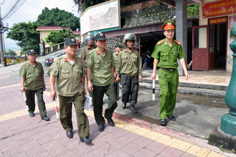Lực lượng trật tự viên và Công an phường Cửa Ông (TP Cẩm Phả) phối hợp triển khai phương án giữ gìn ANTT trên địa bàn.