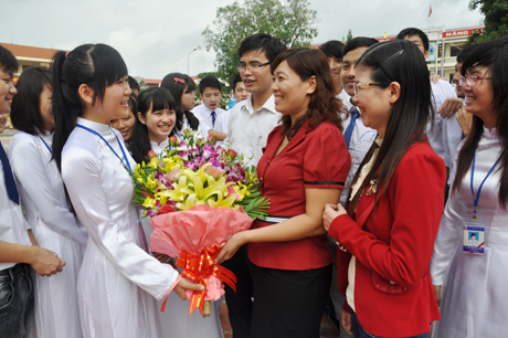 Học sinh tặng hoa chúc mừng các thầy, cô giáo nhân Ngày Nhà giáo Việt Nam 20-11. Ảnh: Phan Hằng