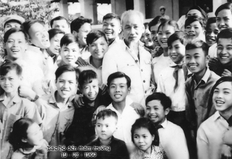 Bác Hồ về thăm Trường phổ thông cấp II-III Trần Phú (nay là Trường THPT Trần Phú) ngày 19-2-1960. Ảnh: Tư Liệu