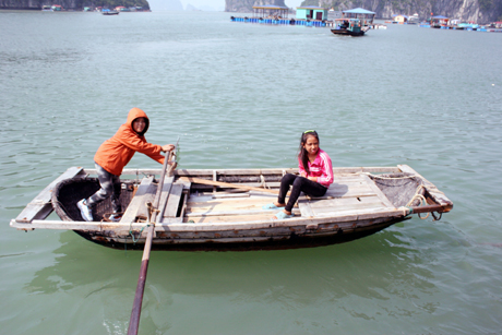 Các em học sinh ở làng chài Ba Hang tự chèo đò đến lớp.