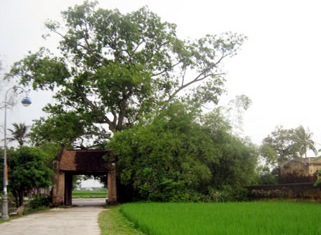 Cổng làng cổ Mông Phụ.