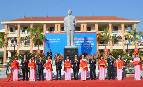 Các đại biểu cắt băng khánh thành tượng đài Tổng Bí thư Trần Phú.