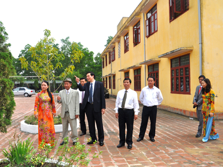 Đồng chí Nguyễn Đức Long, Phó Bí thư tỉnh uỷ, Chủ tịch HĐND tỉnh thăm khu tập thể giáo viên của Trường THPT Nguyễn Bỉnh Khiêm (TP Hạ Long)