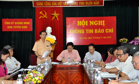 Đại tá Trần Văn Tài, Trưởng phòng Cảnh sát giao thông đường bộ, đường sắt Công an tỉnh trả lời các câu hỏi của đại diện các cơ quan, thông tấn báo chí.