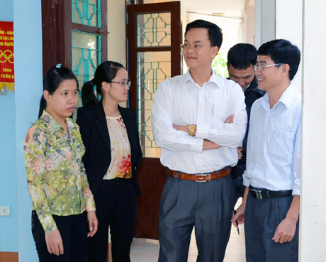 Các đảng viên Đảng bộ phường Hoà Lạc thảo luận về triển khai Nghị quyết T.Ư 4 (khoá XI).