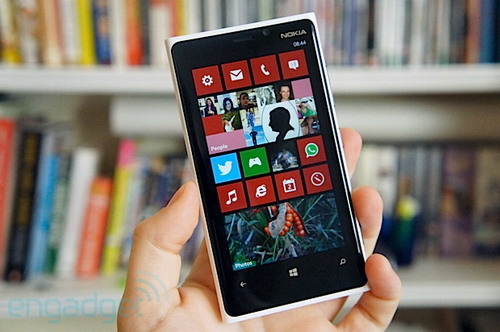 Lumia 920. Ảnh: Engadget.