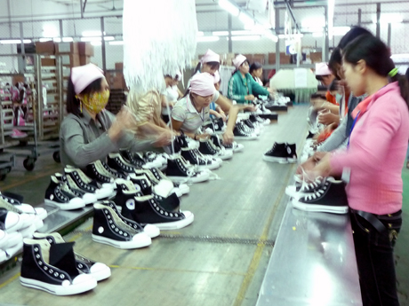 Sản xuất giày xuất khẩu tại Công ty CP Liên doanh Everbest Việt Nam.