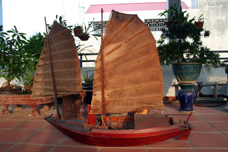 Mô hình thuyền ba vát của làng nghề Phong Lưu.