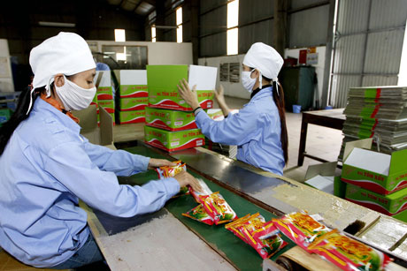 Đóng gói sản phẩm mì tôm tại Công ty CP Kỹ nghệ thực phẩm Thái Lan. Ảnh: Đỗ Giang