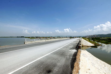 Đường Uông Bí - cầu Sông Chanh (TX Quảng Yên) vừa hoàn thành đưa vào sử dụng. Ảnh: Khánh Giang