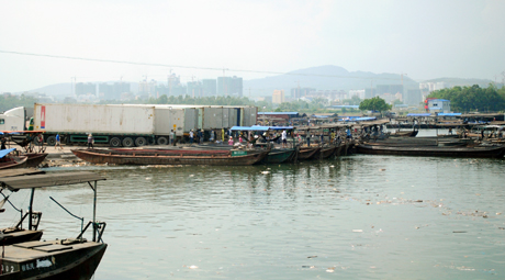 Đò chở hàng và container nằm “bất động” trên bến Lục Lầm.