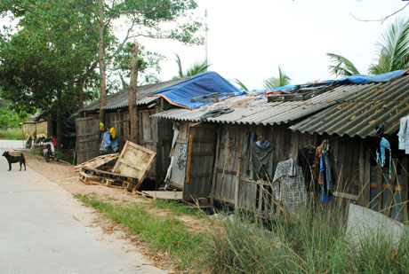 Khu nhà trọ của công nhân bốc vác ở Lục Lầm, phường Hải Hoà TP (Móng Cái).