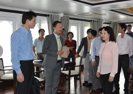 Anh 2, 3: Đồng chí Vũ Thị Thu Thủy, Phó Chủ tịch UBND tỉnh kiểm tra công tác chuẩn bị đón đại biểu tại du thuyền Âu Cơ