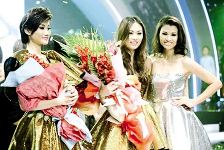 Mai Giang (giữa) đăng quang VNTM mùa giải thứ 3.