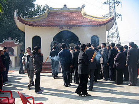 Miếu cổ Trại Hà trong địa điểm khai thác than đầu tiên tại xã Yên Thọ (Đông Triều).
