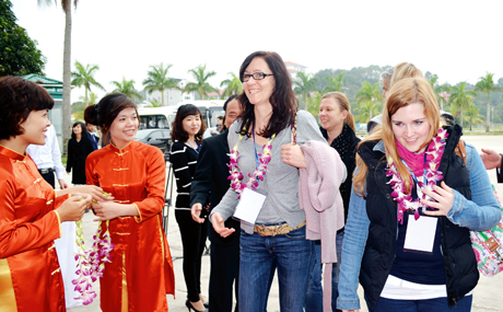 Các du khách tham dự Tuần Hạ Long 2012 đánh giá cao sự đón tiếp nồng hậu của tỉnh Quảng Ninh.