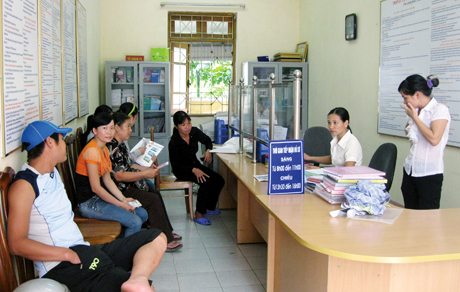 Người dân làm thủ tục hành chính ở bộ phận “một cửa” phường Hà Phong (TP Hạ Long).