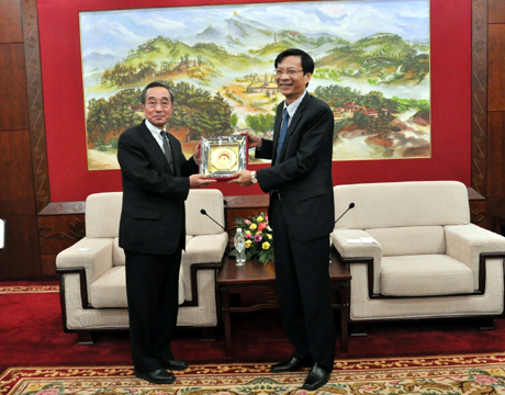 Đồng chí Nguyễn Văn Đọc, Chủ tịch UBND tỉnh tặng quà lưu niệm cho đoàn công tác.