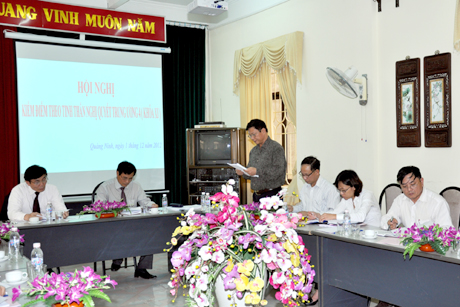 Đồng chí Hoàng Chí Dũng, Phó Tổng biên tập Báo Quảng Ninh (người đứng) trình bày báo cáo kiểm điểm tự phê bình và phê bình của tập thể lãnh đạo Báo Quảng Ninh.