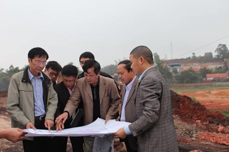 Đồng chí Nguyễn Văn Đọc, Chủ tịch UBND tỉnh kiểm tra thực tế tại KCN Việt Hưng và điểm kết nối trục chính KCN với quốc lộ 279.