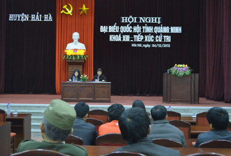 Đồng chí Ngô Thị Minh và Thượng toạ Thích Thanh Quyết tiếp xúc cử tri tại huyện Hải Hà