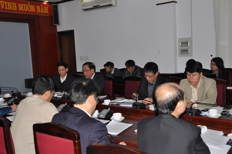 Các đại biểu thảo luận tại cuộc họp.