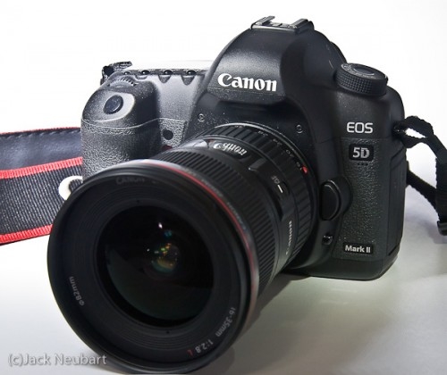 5D Mark II giảm giá là cơ hội để nhiều người sở hữu một chiếc DSLR full-frame.
