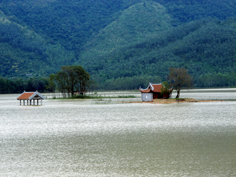 Các hạng mục dự án tôn tạo Thái Lăng ngập sâu trong nước hồ Trại Lốc (ảnh chụp ngày 3-12-2012).
