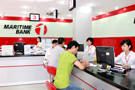 Vay ngắn hạn vẫn là ưu tiên của các ngân hàng trong thời điểm này. Trong ảnh: Giải quyết thủ tục vay vốn cho khách hàng tại Maritime Bank Quảng Ninh.