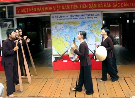 Thanh niên làng chài Cửa Vạn tái hiện một cảnh hát đối trong đám cưới tại Trung tâm văn hoá nổi Cửa Vạn.