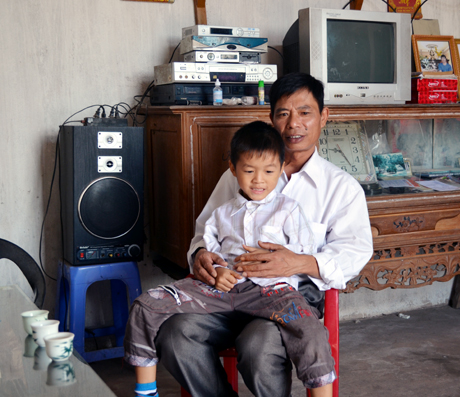 Thầy Ba và cậu con trai út Bàn Thế Nhân.