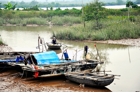 Dự án Nhà máy Chế tạo động cơ Vinashin - Man - Phà Rừng đổ đất lấn gần hết con lạch dẫn thuyền vào bến đã 4 năm “án binh bất động”, gây khó khăn cho ngư dân xã Sông Khoai.