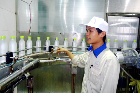 Anh Lê Văn Sáu, Công ty TNHH MTV Nước khoáng và thương mại dịch vụ Quảng Ninh giới thiệu hệ thống máng rơi hạt nước trên thân chai nước thành phẩm.