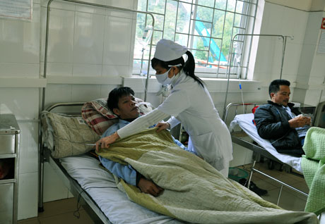 Chăm sóc bệnh nhân tại Khoa hồi sức cấp cứu - Bệnh viện Đa khoa khu vực Cẩm Phả.