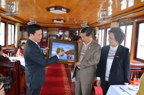 Đồng chí Trần Xuân Cương, Thường trực HĐND tỉnh tặng Đoàn đại biểu Thượng viện Thái Lan bức tranh phong cảnh Vịnh Hạ Long.