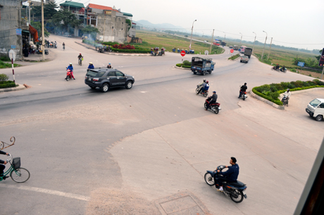Khu vực ngã 6 xã Đức Chính (Đông Triều) do chưa có đèn tín hiệu giao thông nên tiềm ẩn nhiều nguy cơ mất an toàn giao thông.