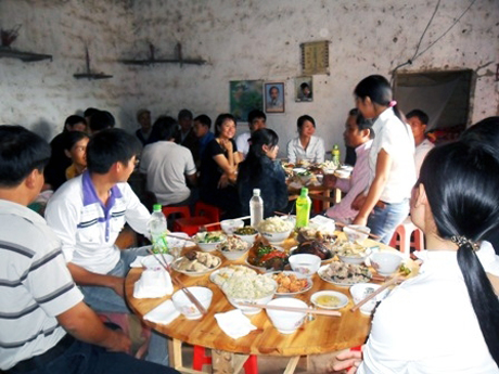 Mọi người nâng chén rượu chúc nhau một năm mới mùa màng bội thu trong một gia đình người Tày ở thôn Chàng Nà, xã Tình Húc (Bình Liêu).