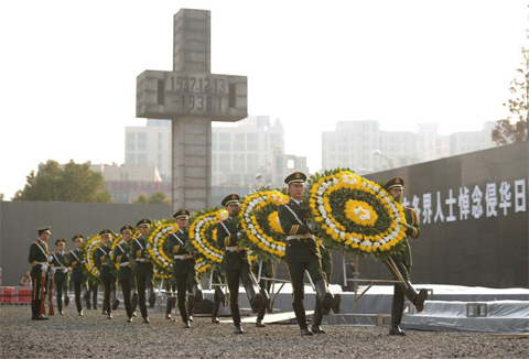 Binh lính Trung Quốc mang vòng hoa qua bảo tàng tưởng niệm cuộc thảm sát Nam Kinh. Ảnh: AFP