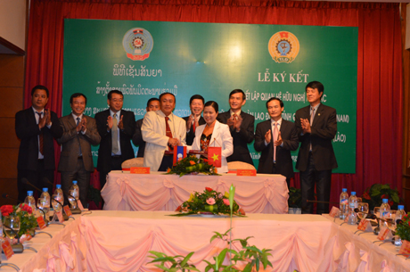 LĐLĐ tỉnh và Liên hiệp Công đoàn Luang Pra Bang (Lào) ký kết bản ghi nhớ hợp tác.
