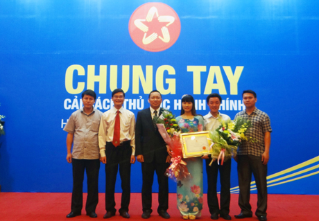 Nguyễn Thuỳ Lam (thứ 4 từ trái sang) tại Lễ tổng kết và trao giải cuộc thi Chung tay Cải cách thủ tục hành chính.