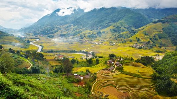 The terraced fields and mountains covered with fog in Sapa, northwest  Vietnam always make viewers be overwhelmed by the sheer beauty.  Those who go to Sapa can walk on trails to explore everyday life and experience the unpredictable weather changes here.