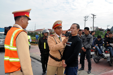 Phải mất khá nhiều thời gian, lực lượng CSGT Công an tỉnh mới kiểm tra được nồng độ cồn trong máu của đối tượng Trần Văn Tuấn (phường Trần Phú, TP Móng Cái).