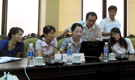 Cán bộ Văn phòng UBND thành phố Móng Cái vận hành hệ thống chính quyền điện tử của thành phố.