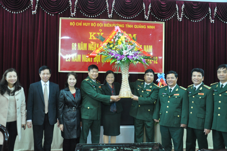 Đồng chí Đỗ Thị Hoàng, Phó Bí thư Thường trực Tỉnh ủy tặng hoa chúc mừng Bộ BĐBP tỉnh