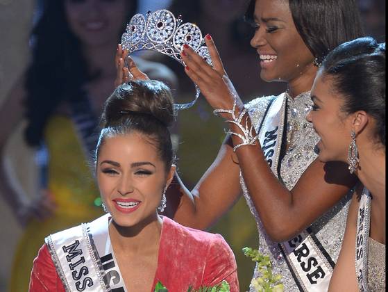 Hoa hậu hoàn vũ 2011 Leila Lopes trao vương miện cho Olivia Culpo