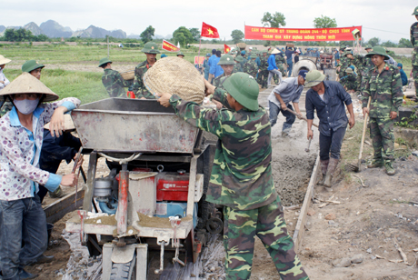 Cán bộ, ĐVTN Chi đoàn cơ sở Trung đoàn 244 tham gia xây dựng nông thôn mới. Ảnh: Đỗ Đạt (Bộ CHQS tỉnh)