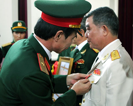 Thiếu tướng Trần Thành, Chỉ huy trưởng, Bộ CHQS tỉnh thừa uỷ quyền của Chủ tịch nước gắn Huân chương Bảo vệ Tổ quốc cho các đồng chí nguyên là lãnh đạo chỉ huy trong quân đội đã nghỉ hưu trên địa bàn tỉnh, ngày 18-12-2012. Ảnh: Đỗ Đạt (CTV)