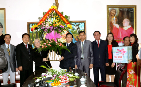 Đồng chí Nguyễn Như hiền tặng Linh mục Nguyễn Chấn Hưng và bà con giáo dân lẵng hoa tươi thắm.